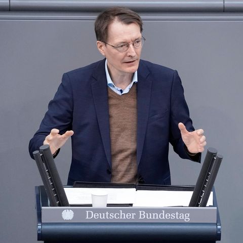 Gesundheitsminister Karl Lauterbach bei seiner Rede zum Haushalt "Gesundheit" bei der 25. Sitzung des Deutschen Bundestag in Berlin