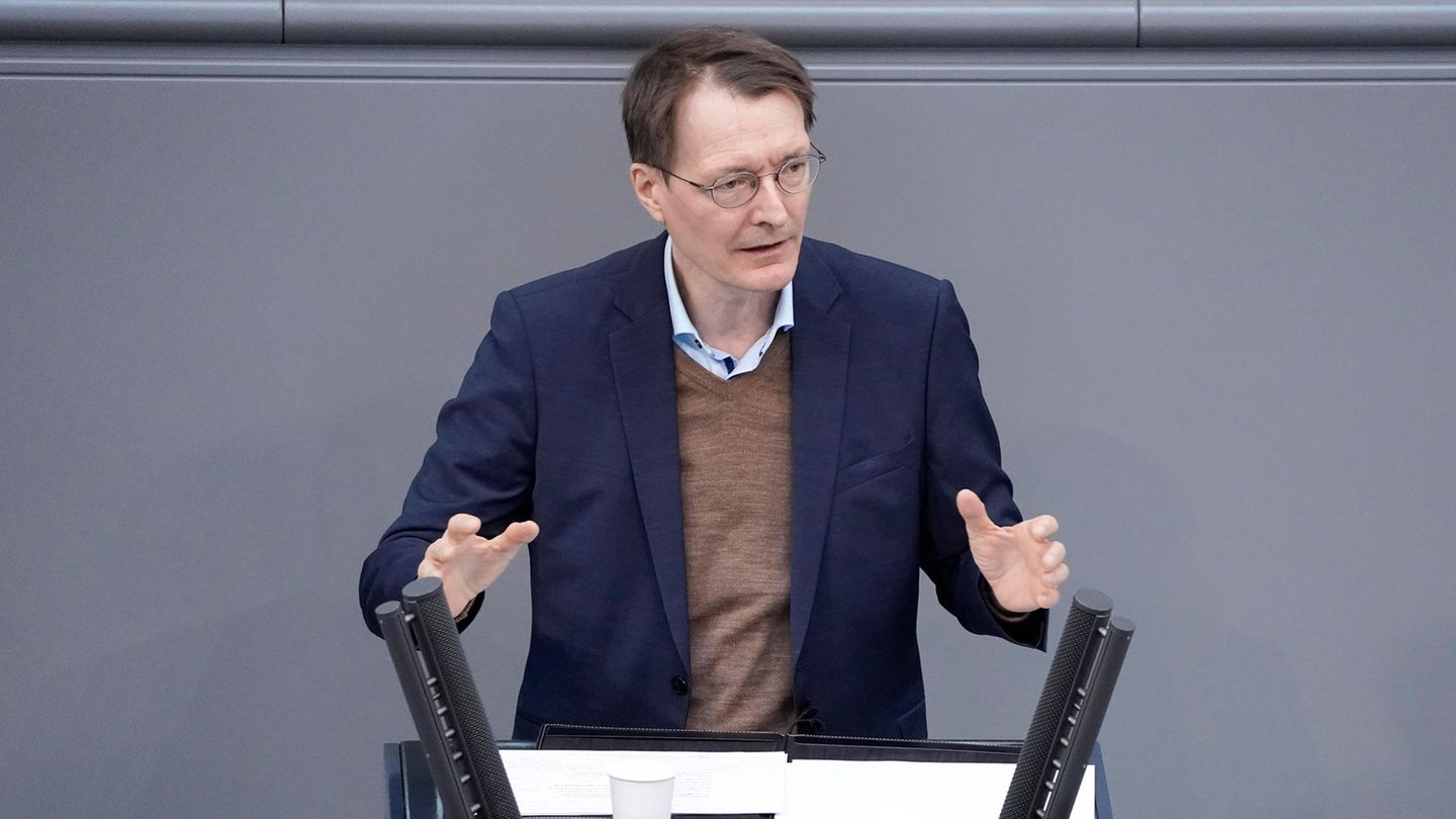 Gesundheitsminister Karl Lauterbach bei seiner Rede zum Haushalt "Gesundheit" bei der 25. Sitzung des Deutschen Bundestag in Berlin