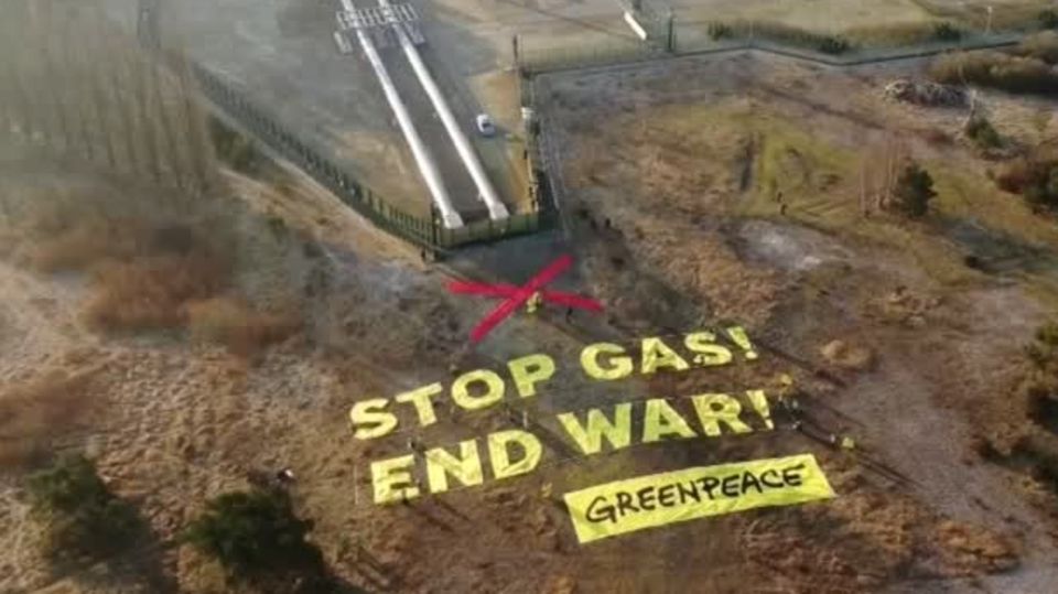 Aktion in Mecklenburg-Vorpommern: Protest gegen russische Gasimporte: Greenpeace-Aktivisten setzen deutliches Zeichen vor Nord-Stream-1-Leitung Aktion in Mecklenburg-Vorpommern: Protest gegen russische Gasimporte: Greenpeace-Aktivisten setzen deutliches Zeichen vor Nord-Stream-1-Leitung