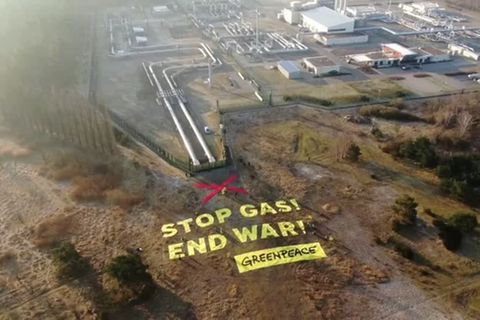 Aktion in Mecklenburg-Vorpommern: Protest gegen russische Gasimporte: Greenpeace-Aktivisten setzen deutliches Zeichen vor Nord-Stream-1-Leitung