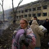 Mariana Vishegirskaya steht vor einem durch Beschuss beschädigten Entbindungskrankenhaus