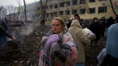 Mariana Vishegirskaya steht vor einem durch Beschuss beschädigten Entbindungskrankenhaus