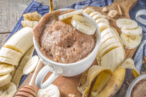 Bananenbrot in einer Tasse lässt sich mit einem einfachen Rezept in fünf Minuten zubereiten