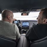 Peter Kolb, Leiter Gesamtfahrzeug Versuch GLC (rechts) erklärt die Details des Mercedes GLC X254