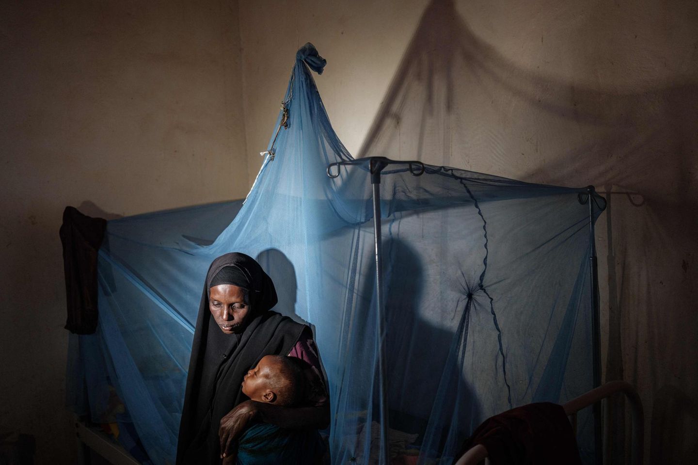 Eine Frau mit ihrem geschwächten zweijährigen Sohn in einer Notklinik in der somalischen Stadt Baidoa
