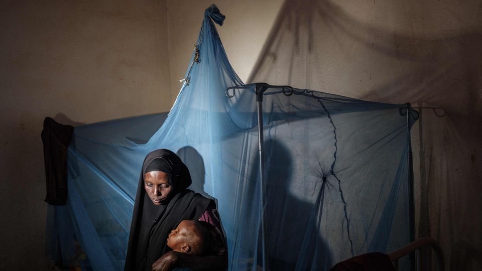 Eine Frau mit ihrem geschwächten zweijährigen Sohn in einer Notklinik in der somalischen Stadt Baidoa