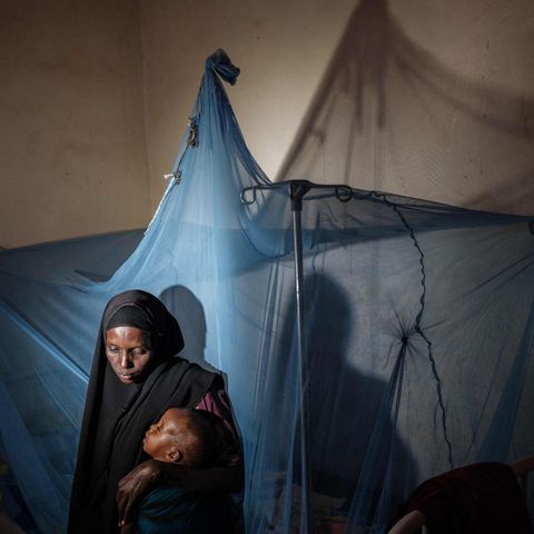 Eine Frau mit ihrem geschwächten zweijährigen Sohn in einer Notklinik in der somalischen Stadt Baidoa