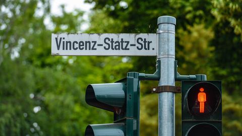 Schild der Vincenz-Statz-Straße in Köln über einer Ampel