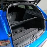 Unter dem Ladeboden lässt sich auch das Abdeckrollo verstauen