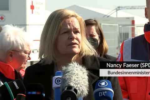 Video: Innenministerin Faeser besucht Ankunftszentrum Tegel