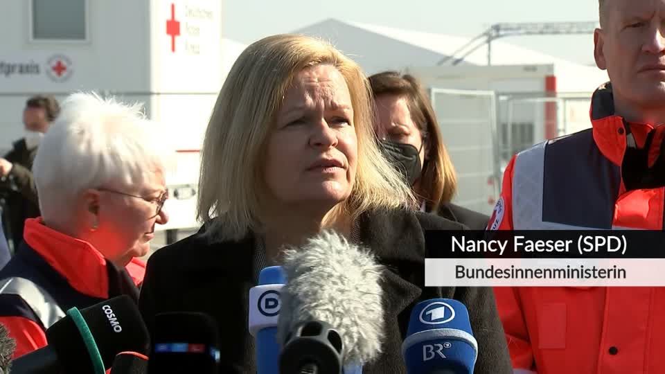 Video: Innenministerin Faeser besucht Ankunftszentrum Tegel