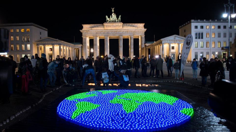 Kerzen, angeordnet in Form der Weltkugel, zum Anlass der "Earth Hour" vor dem Brandenburger Tor