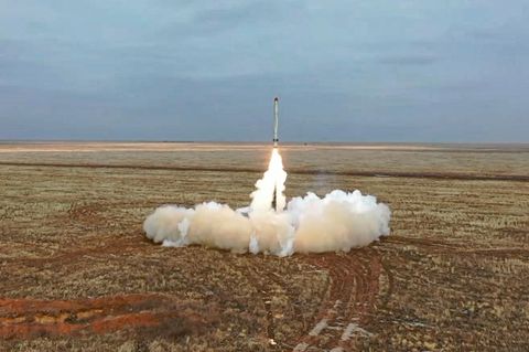 Dieses Videostandbild zeigt eine russische Iskander-K-Rakete, die während einer Militärübung abgeschossen wird
