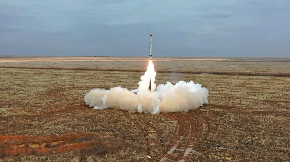 Dieses Videostandbild zeigt eine russische Iskander-K-Rakete, die während einer Militärübung abgeschossen wird