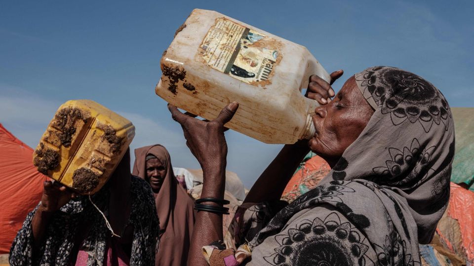 28 Millionen Menschen von schwerem Hunger bedroht: In einem Flüchtlingslager bei der somalischen Stadt Baidoa stillt eine Frau ihren Durst. Das Land am Horn von Afrika ist besonders von der aktuellen Dürre betroffen In einem Flüchtlingslager bei der somalischen Stadt Baidoa stillt eine Frau ihren Durst. Das Land am Horn von Afrika ist besonders von der aktuellen Dürre betroffen