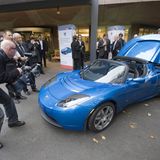 Der Tesla Roadster auf dem Klimaforum in Thun, Schweiz im Oktober 2008. Es ist das erste Serienfahrzeug des US-Autobauers.