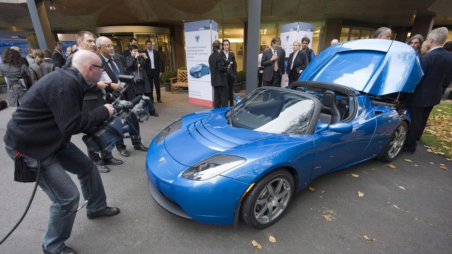 Der Tesla Roadster auf dem Klimaforum in Thun, Schweiz im Oktober 2008. Es ist das erste Serienfahrzeug des US-Autobauers.