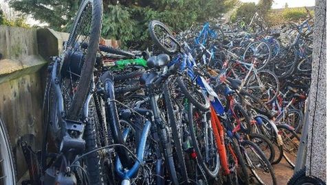 Der 54-Jährige Mann sammelte über fünf Jahre über 500 Fahrräder 