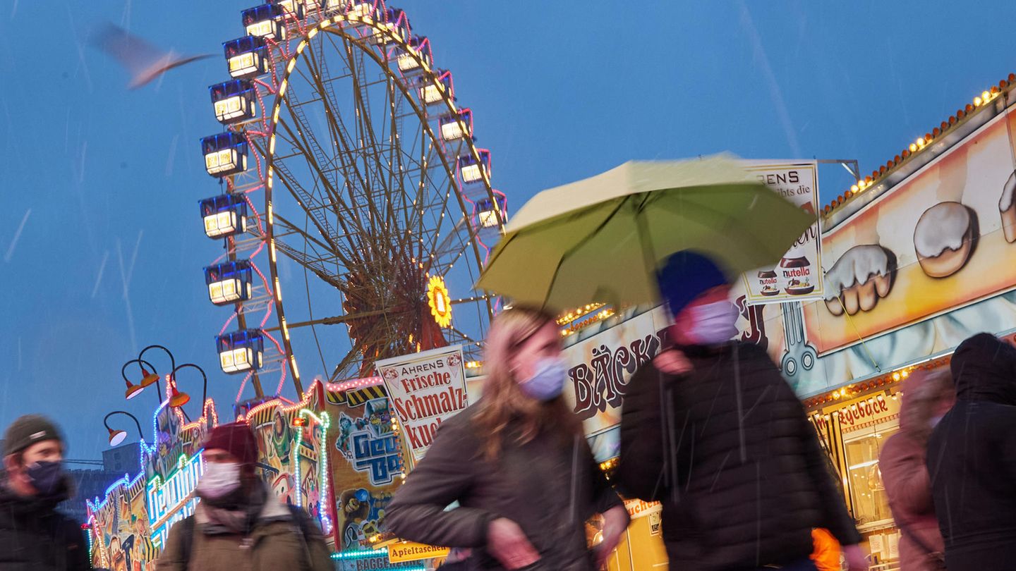 Besucher des Hamburger Dom mit Mund-Nasen-Schutz