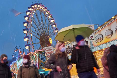 Besucher des Hamburger Dom mit Mund-Nasen-Schutz