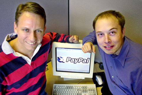 Elon Musk (rechts) und Peter Thiel, Mitgründer von Paypal, in der Unternehmenszentrale in Palo Alto, Kalifornien. Paypal bleibt nicht lange in ihrem Besitz. Im Jahr 2002 übernimmt Ebay den Online-Bezahldienst für 1,5 Milliarden US-Dollar in Aktien. Elon Musk verdient dadurch 165 Millionen Dollar. 