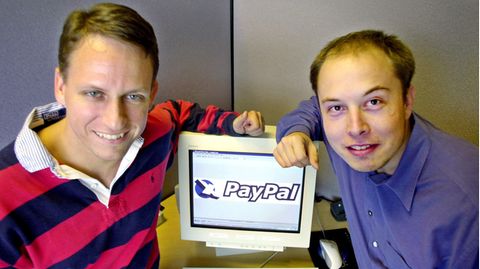 Elon Musk (rechts) und Peter Thiel, Mitgründer von Paypal, in der Unternehmenszentrale in Palo Alto, Kalifornien. Paypal bleibt nicht lange in ihrem Besitz. Im Jahr 2002 übernimmt Ebay den Online-Bezahldienst für 1,5 Milliarden US-Dollar in Aktien. Elon Musk verdient dadurch 165 Millionen Dollar. 