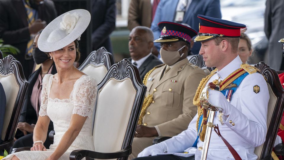Karibik-Tour: Die Herzogin von Cambridge schenkte ihrem Gatten während der Zeremonie immer wieder einen verliebten Blick. Kate hatte im Vorhinein erklärt, dass sie sich ein viertes Kind vorstellen könnte Die Herzogin von Cambridge schenkte ihrem Gatten während der Zeremonie immer wieder einen verliebten Blick. Kate hatte im Vorhinein erklärt, dass sie sich ein viertes Kind vorstellen könnte