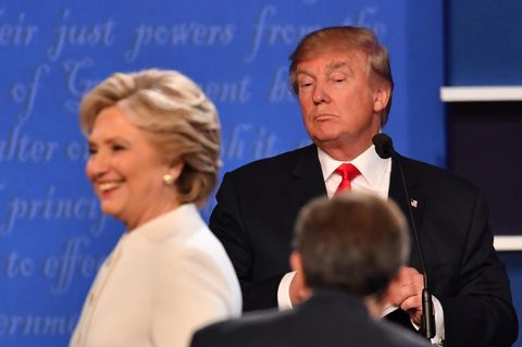 Donald Trump schaut zu Hillary Clinton