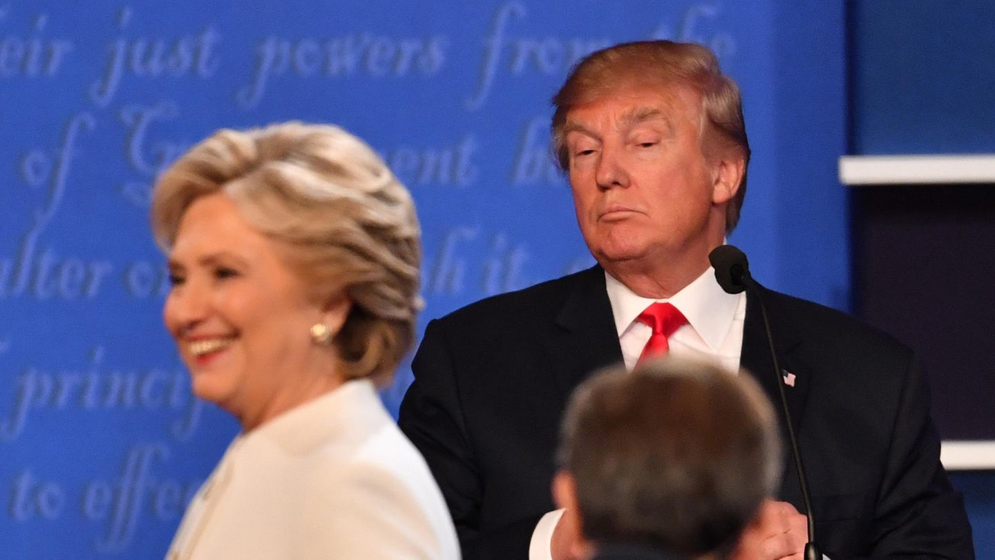 Donald Trump schaut zu Hillary Clinton