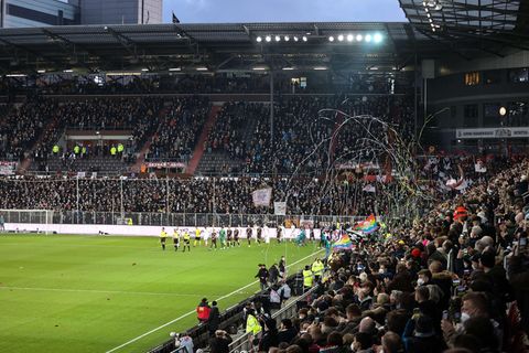 Das fast volle Millerntor-Stadion des FC St. Pauli beim Einlauf des Gastgebers und der Gäste des 1. FC Heidenheim