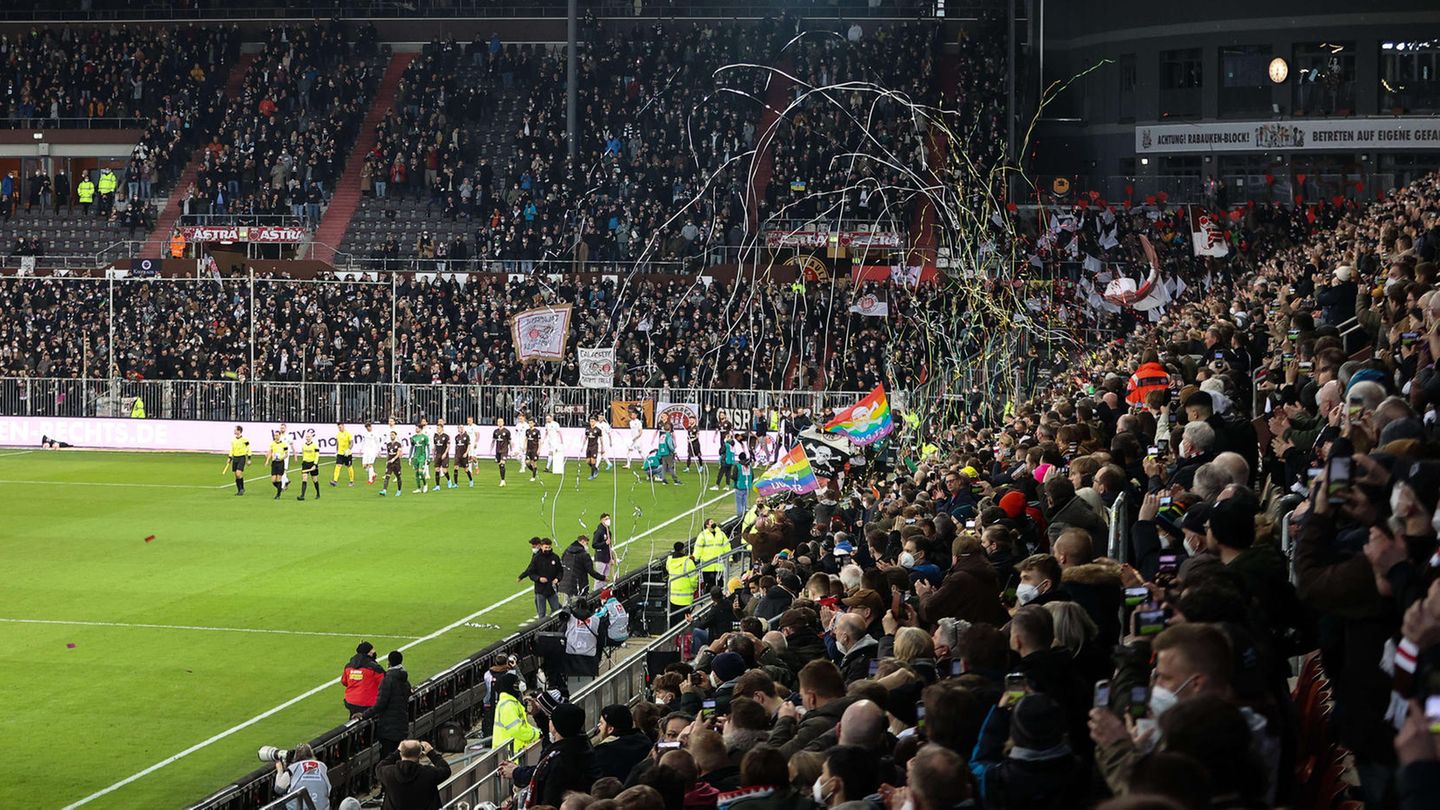 Das fast volle Millerntor-Stadion des FC St. Pauli beim Einlauf des Gastgebers und der Gäste des 1. FC Heidenheim