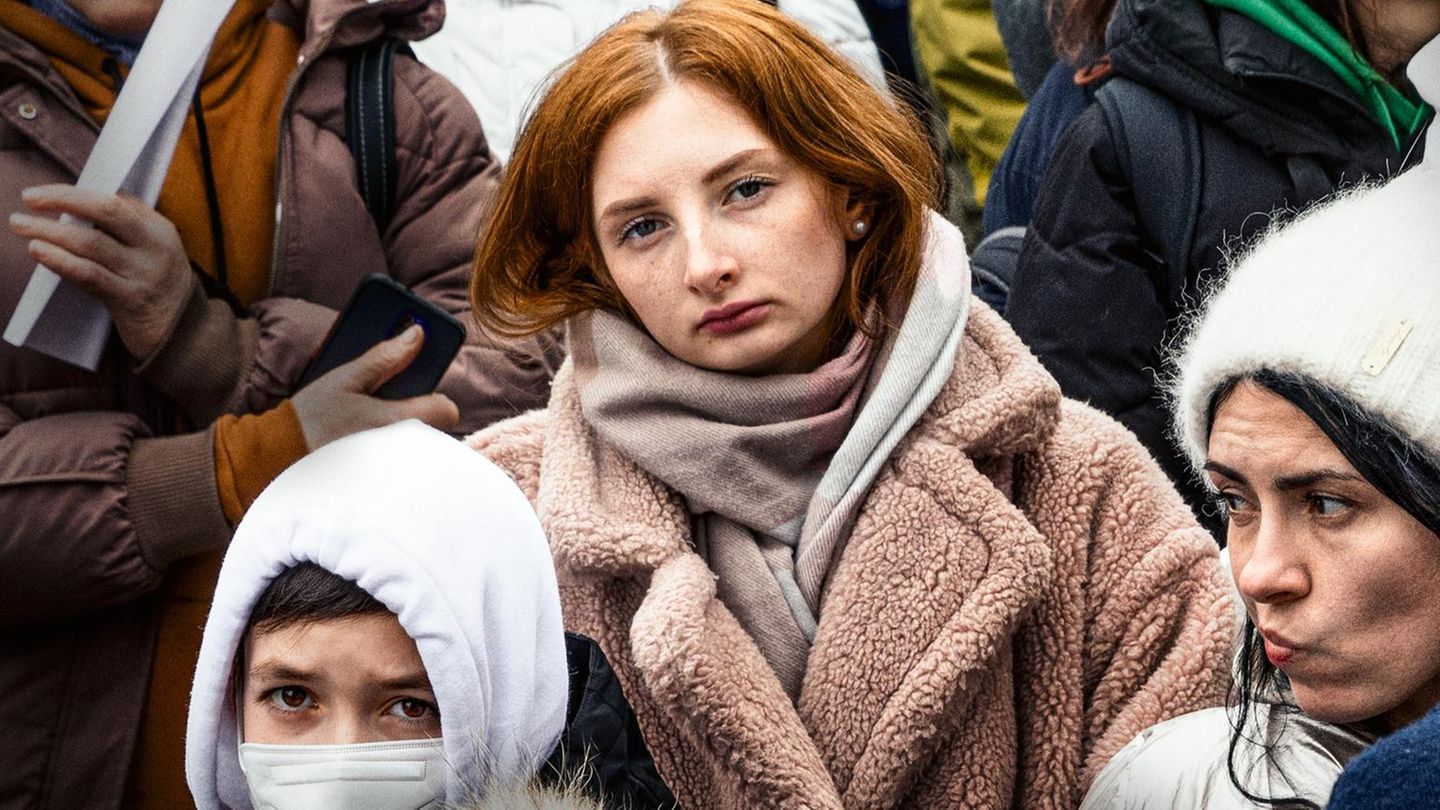 Ukrainische Flüchtlinge warten beim Amt für Migration in Hamburg-Eilbek