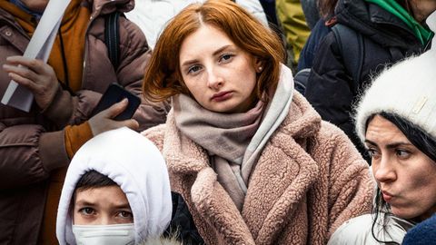 Ukrainische Flüchtlinge warten beim Amt für Migration in Hamburg-Eilbek