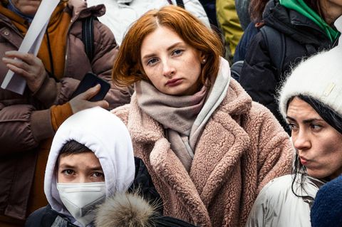 Ukrainische Flüchtlinge warten beim Amt für Migration in Hamburg-Eilbek