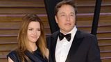 Die britische Schauspielerin Talulah Riley steht in einem Kleid neben Elon Musk, der Anzug trägt