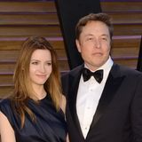 Die britische Schauspielerin Talulah Riley steht in einem Kleid neben Elon Musk, der Anzug trägt