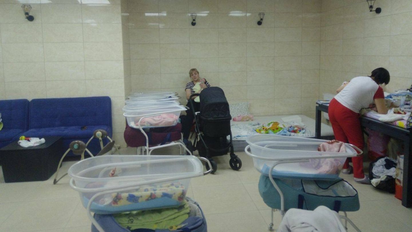 Babys im Bunker der Leihmutterschaftsfirma In einem Luftschutzkeller in einem Vorort von Kiew kümmern sich Krankenschwestern um Babys einer Leihmutterschaftsklinik. Die Kinder, die hier versorgt werden, konnten wegen des Kriegs noch nicht von ihren ausländischen Eltern abgeholt werden