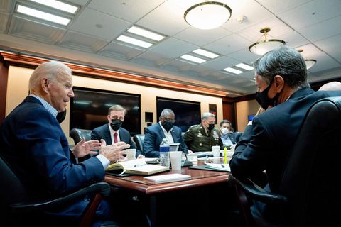 Joe Biden (l), Präsident der USA, während eines Gesprächs mit seinem nationalen Sicherheitsteam im Weißen Haus