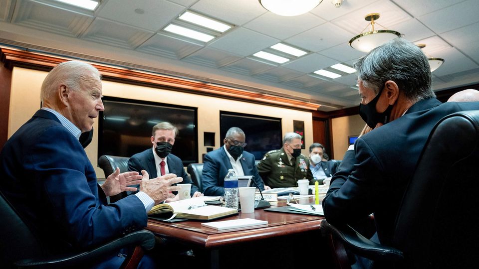 Joe Biden (l), Präsident der USA, während eines Gesprächs mit seinem nationalen Sicherheitsteam im Weißen Haus