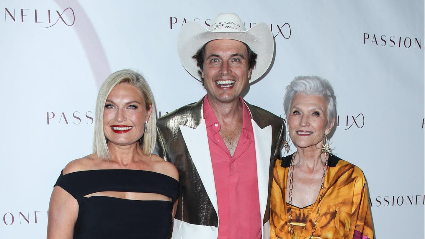 Tosca Musk und Kimal Musk, die Geschwister von Elon Musk, sowie ihre Mutter Maye Musk stehen neben einander und lächeln Tosca Musk und Kimal Musk, die Geschwister von Elon Musk, sowie ihre Mutter Maye Musk stehen neben einander und lächeln