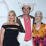 Tosca Musk und Kimal Musk, die Geschwister von Elon Musk, sowie ihre Mutter Maye Musk stehen neben einander und lächeln