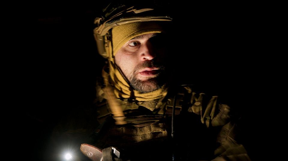 Ukraine-Krieg: Ein ukrainischer Soldat in einem unterirdischen Bunker Ukraine-Krieg: Ein ukrainischer Soldat in einem unterirdischen Bunker