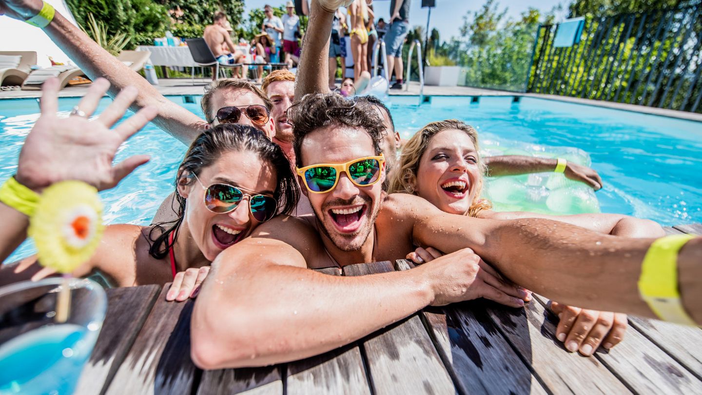 Von wegen "Silent"-Disco  "Für die Gäste, die sich neben der Musik auch noch unterhalten möchten, leider gar nicht geeignet, denn man hört nur mitgrölende Gäste, die dann nicht immer die Töne treffen", schreibt Urlauber Hans-Georg. 