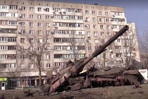 Ukraine-Krieg:  Mariupol – Russische Soldaten verteilen Hilfsgüter in der Stadt, die sie vorher zerstörte
