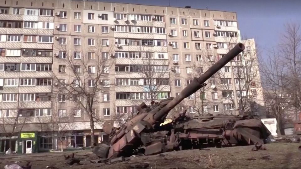 Ukraine-Krieg:  Mariupol – Russische Soldaten verteilen Hilfsgüter in der Stadt, die sie vorher zerstörte
