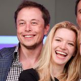 Elon Musk hält 2010 seinen sechsjährigen Sohn Griffin auf dem Arm, seine Verlobte Talulah Riley  seinen Sohn Xavier