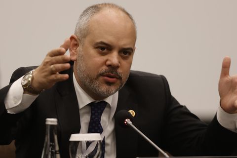 Akif Cagatay Kilic gestikuliert mit den Händen