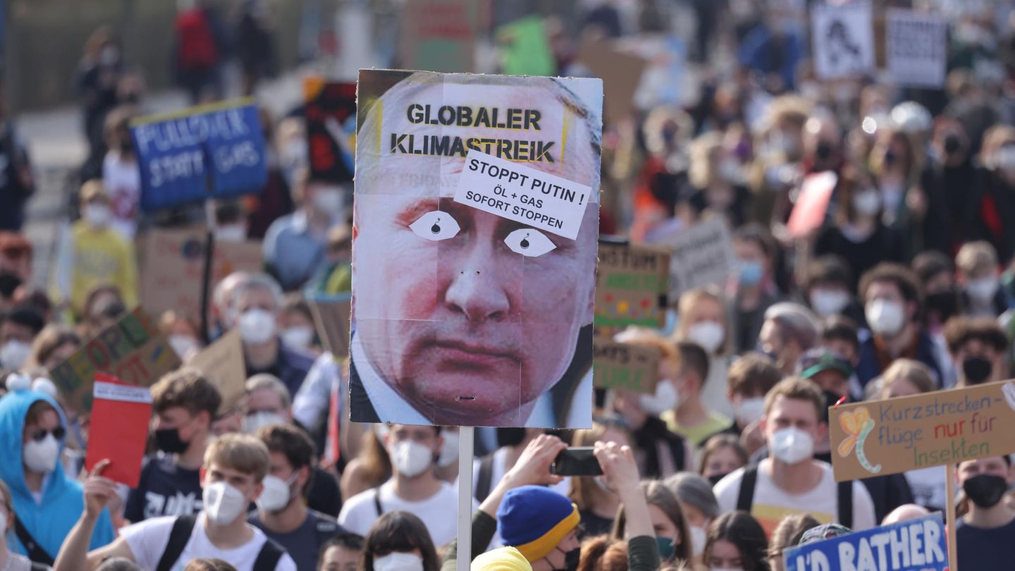 Large-scale demonstration by Fridays for Future throughout Germany (video)