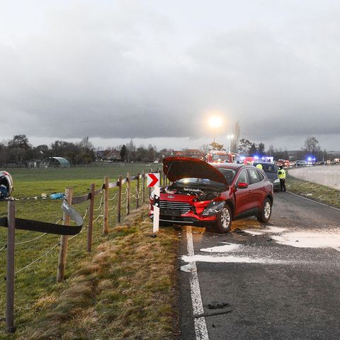 Niedersachsen, Barsinghausen: Ein zerstörtes Auto liegt auf einer Wiese