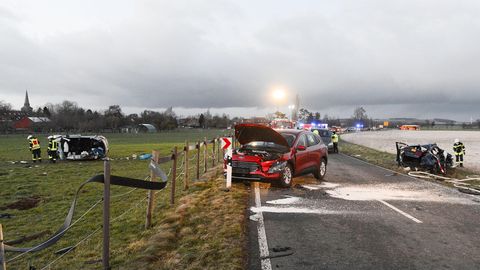 Niedersachsen, Barsinghausen: Ein zerstörtes Auto liegt auf einer Wiese